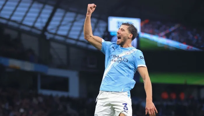 City goleia, cola no líder Arsenal e sonha com título da Premier League com show de Cherki
