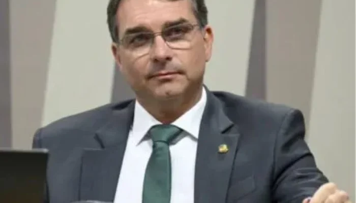 Flávio Bolsonaro revela "preço" para desistir da Presidência em 2026 e liga exigência à anistia de condenados pelo STF