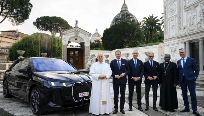 Papa Leão XIV: Conheça o luxuoso BMW iX elétrico que integra a frota do Vaticano e seus impressionantes 672 km de autonomia