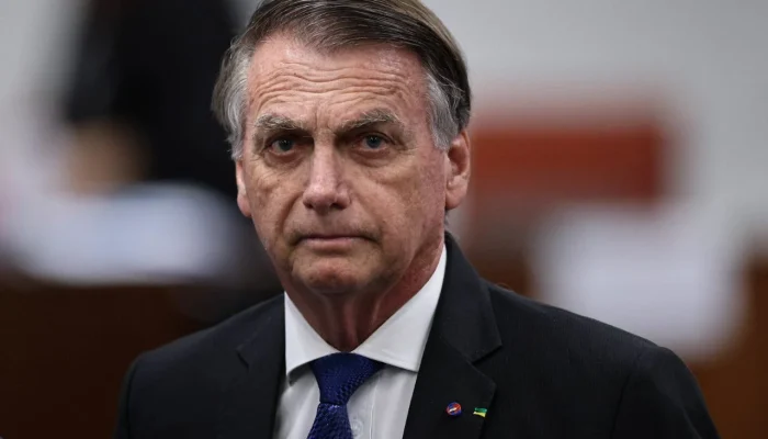 Bolsonaro na PF: Defesa pede novo ultrassom para comprovar hérnia e risco de cirurgia urgente