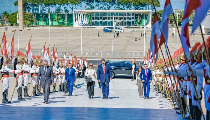 Prisão de Nicolás Maduro e Cilia Flores detalhada pela CNN, captura no quarto em Caracas, Trump chama ação de "histórica" e anuncia gestão temporária e petroleiras
