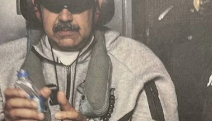 Trump divulga foto de Nicolás Maduro vendado e aparentemente algemado após captura de Nicolás Maduro, afirma que será levado a Nova York para julgamento por narcoterrorismo