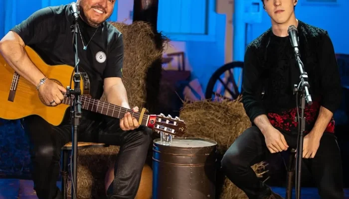 Enzo Rabelo assume namoro com influenciadora Carol Bondariw, de 27 anos, aos 17 anos, Réveillon romântico viraliza e fãs reagem à diferença de 10 anos